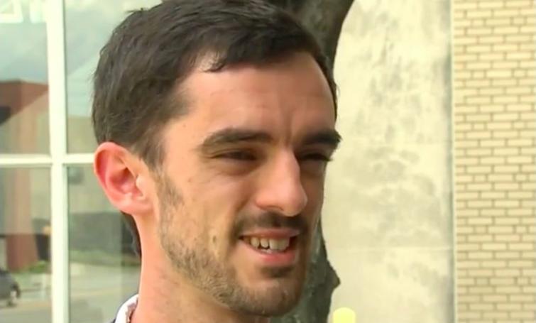 Na contramão do mundo, professor é demitido por se recusar a chamar alunos trans pelo nome social