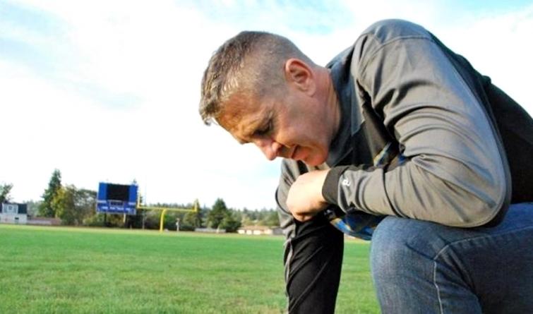 Nos EUA, professor é impedido de orar antes dos jogos, sob pena de “demissão”