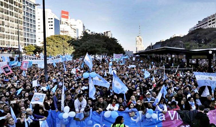Contra a legalização do aborto, milhares de evangélicos e católicos saem as ruas na Argentina