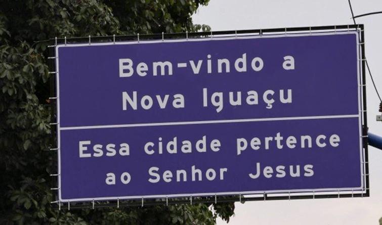 Placa de sinalização em Nova Iguaçu causa confusão “Essa cidade pertence ao Senhor Jesus”