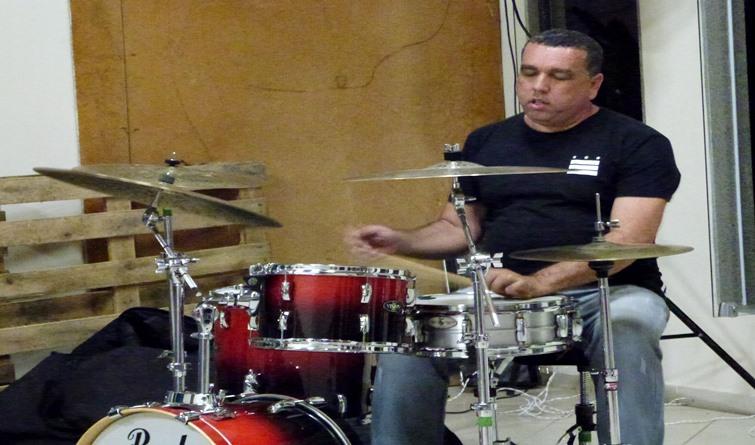Baterista Cl&aacute;udio Felix