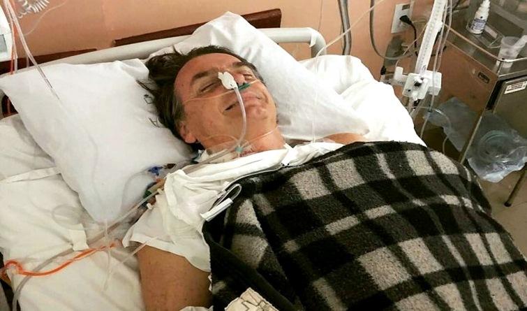 O senador Magno Malta compartilha no Facebook imagem forte da cicatriz de Bolsonaro