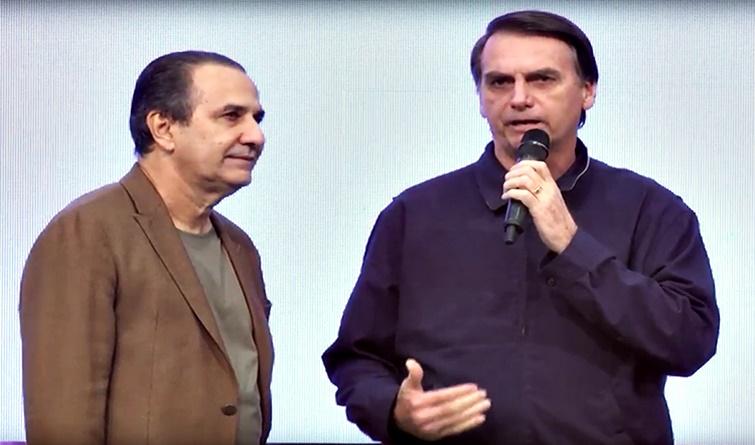 Jair Bolsonaro participa de um culto na ADVEC, e agradece a Deus por estar vivo