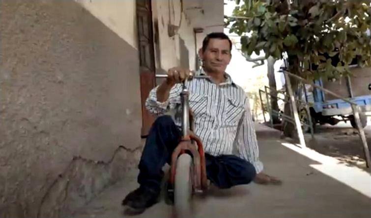 No México, pastor com deficiência se arrasta em patinete para pregar o Evangelho