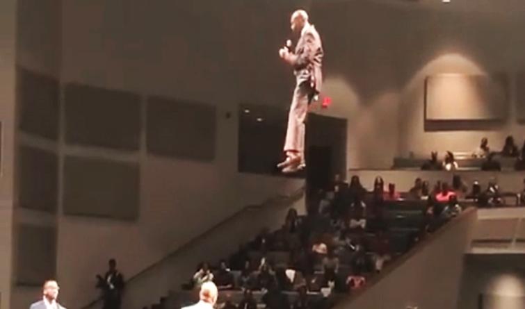Pastor “voa” enquanto prega sobre arrebatamento e vídeo viraliza