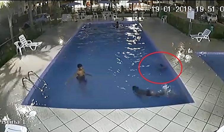De acordo com porteiro foi Deus quem salvou uma criança que se afogava em piscina