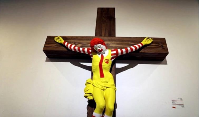 Protestos de cristãos fazem museu retirar obra “McJesus” de exibição