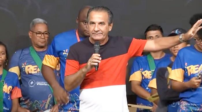 Silas Malafaia coloca bateria de escola de samba para tocar na sua igreja