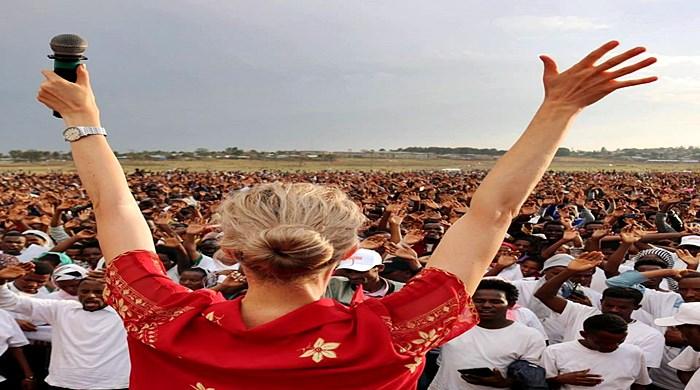 Na África, evangelista prega em 