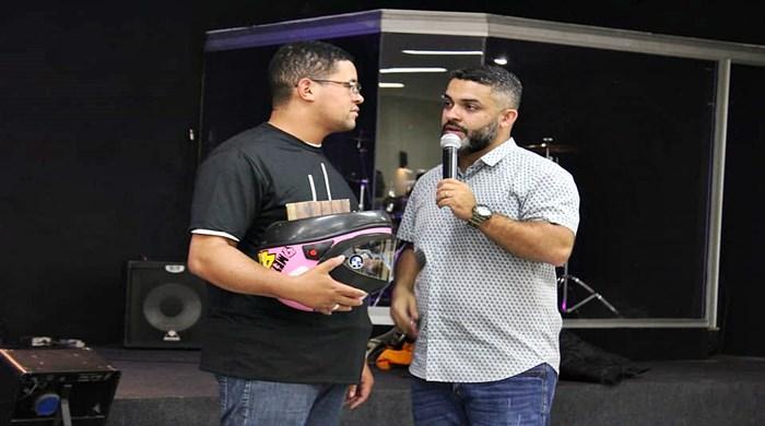 Motoboy entrega pizza em culto, se converte a Jesus e ganha gorjeta especial