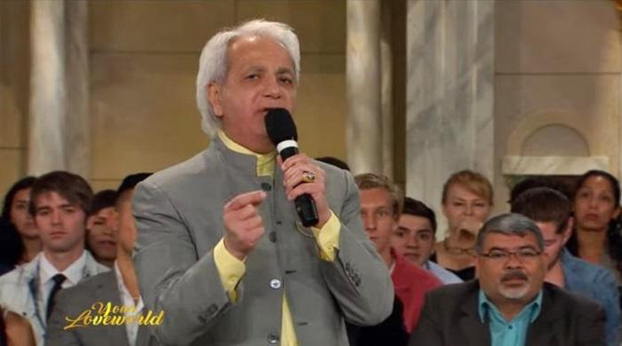 Arrependido, Benny Hinn afirma que as bençãos de Deus não estão à venda, sobre a teologia da prosperidade