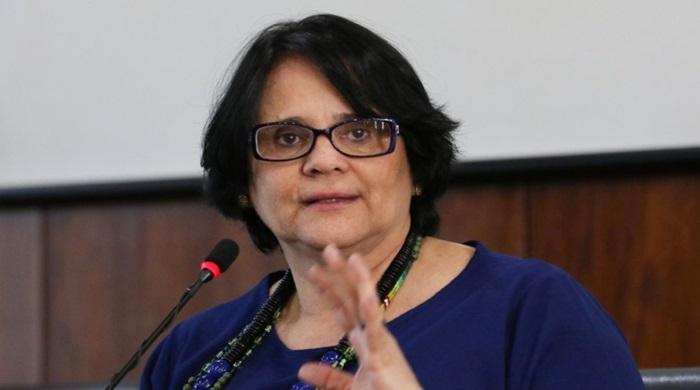 Damares Alves denuncia revista online que orienta como fazer um aborto