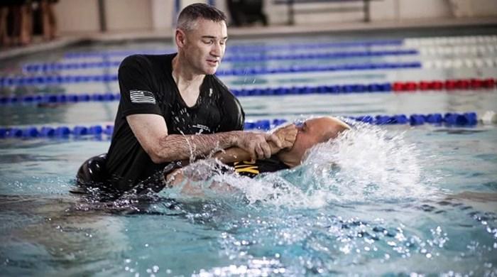 Capelão batiza mais de 1000 soldados no Exército dos EUA: 