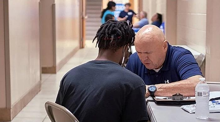 Com direção Divina, igrejas montam uma clínica médica e evangelizam pacientes