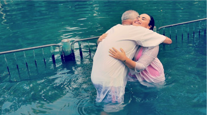 Em viagem a Israel, Demi Lovato é batizada nas águas do rio Jordão