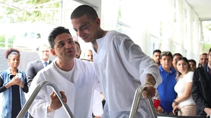 MC Guimê é batizado em igreja evangélica no dia do seu aniversário
