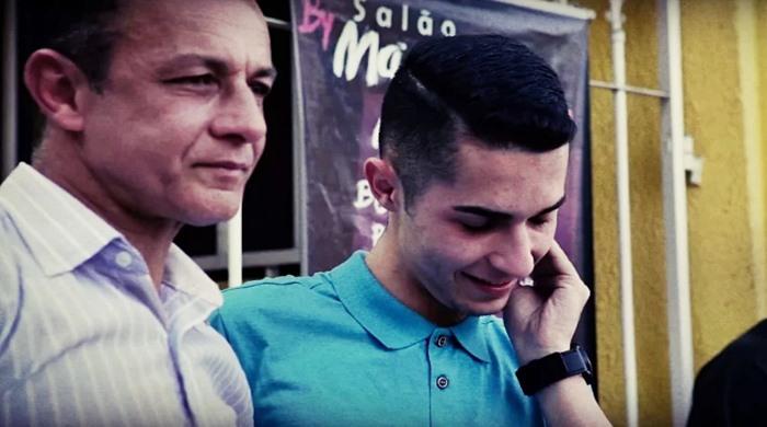 Através da oração, filho resgata o pai das drogas e celebra sua transformação