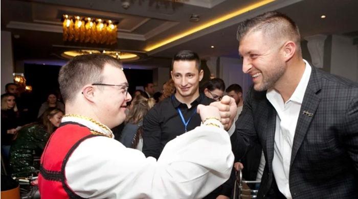 Jovens com necessidades especiais são homenageados por atleta cristão em noite de gala