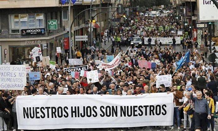 Igreja marcha com o povo nas ruas da Espanha na região de Múrcia: Contra novas políticas de educação sexual