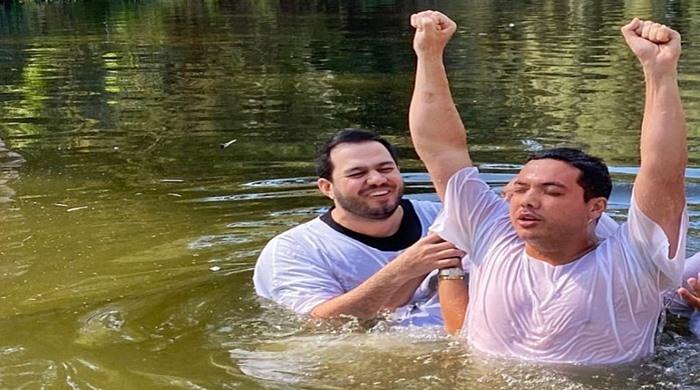 Seguindo os passos de Jesus, Wesley Safadão é batizado nas águas do rio Jordão