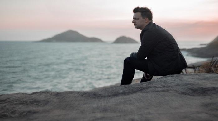 Sertanejo Cleber Santos canta esperança e fé em novo single – “Em Ti não há limites”