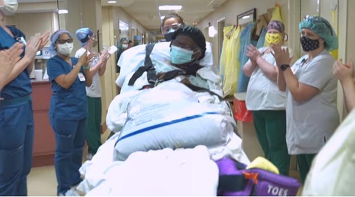 Idosa de 99 anos celebra a vida após vencer a luta contra Covid-19 com orações da família