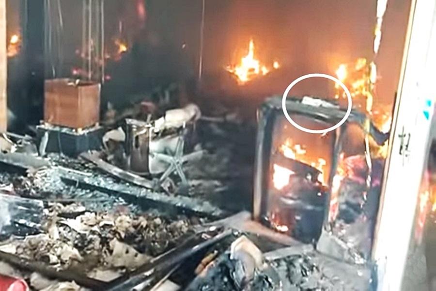 Funcionária fica impactada depois de ver sua bíblia ficar intacta após incêndio em shopping