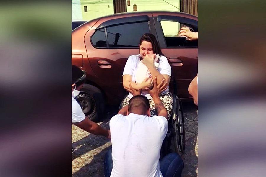 Desenganada, mulher vence a Covid-19 e após 36 dias na UTI, encontra sua bebê pela primeira vez