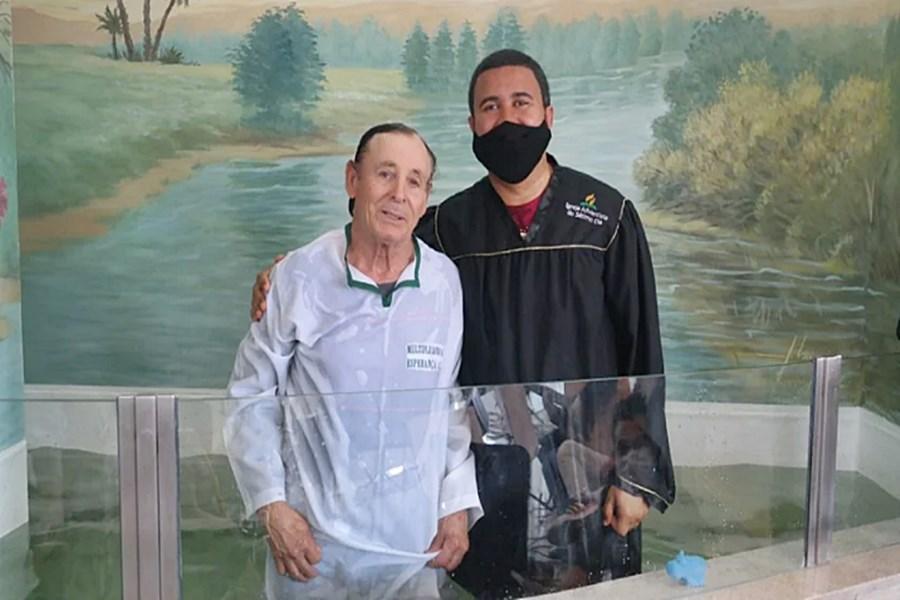 Caminhoneiro é batizado após ler livro evangelístico que havia ganhado a seis anos atrás