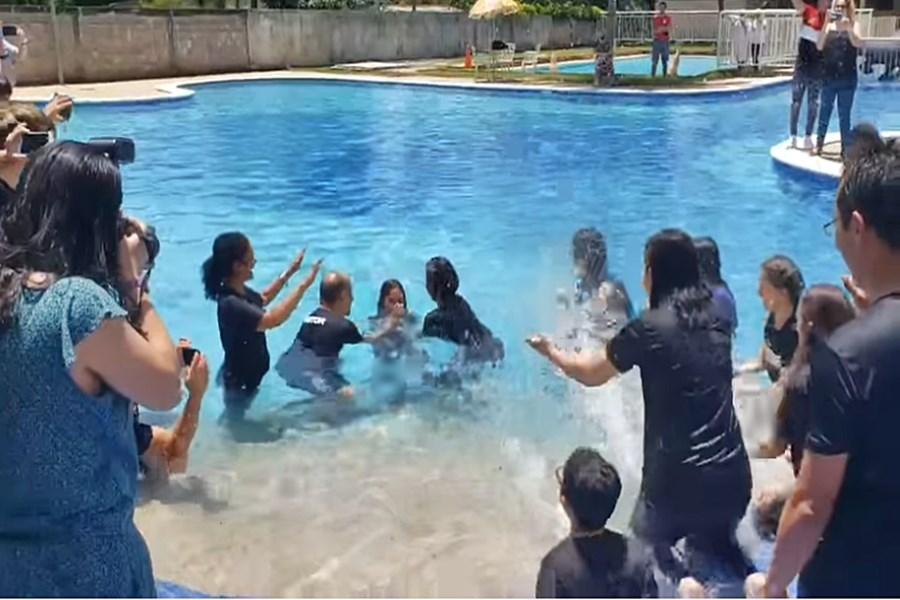 Filha de Bolsonaro é batizada em igreja evangélica, em Brasília