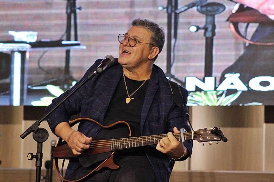 Acometido por sintomas mais graves da Covid-19, cantor Nani Azevedo segue para hospital