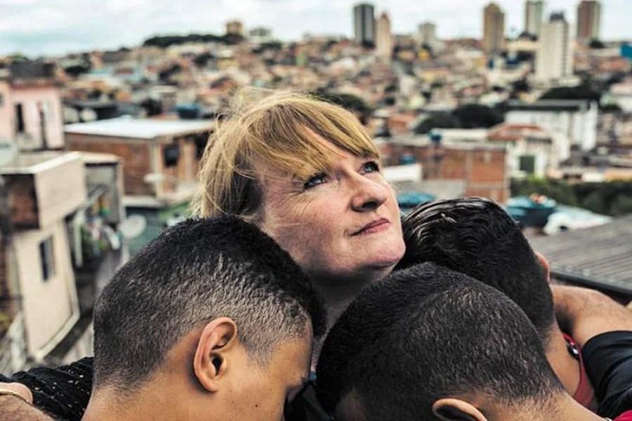 Atriz britânica se torna evangelista em favelas e prisões do Brasil: “Estou no lugar certo”
