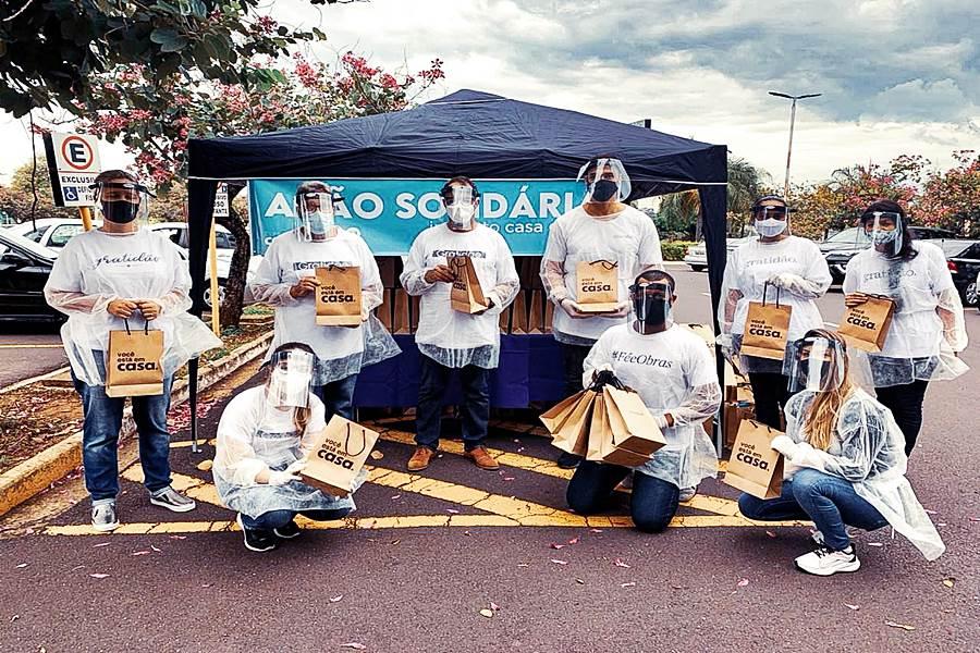 Igreja distribui exemplares do Presente Diário a profissionais da saúde em Araçatuba (SP)
