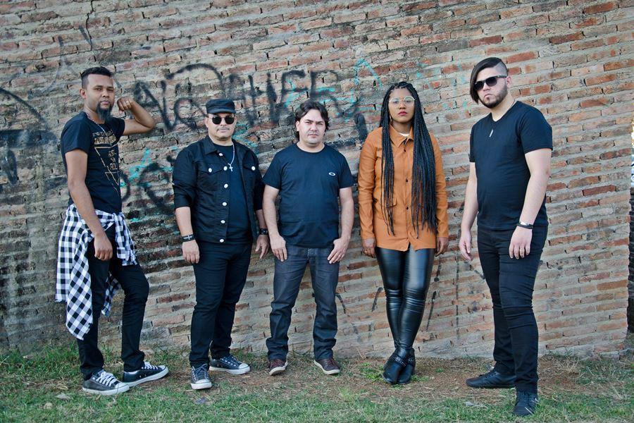 O rock alternativo da banda Aclame no videoclipe “Emanuel”