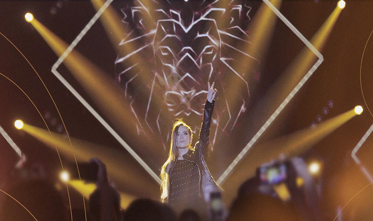 Camila Campos e o seu pop rock declarando “Deus está vivo”