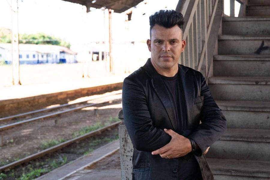 Kadu Ferraz lança single e clipe 