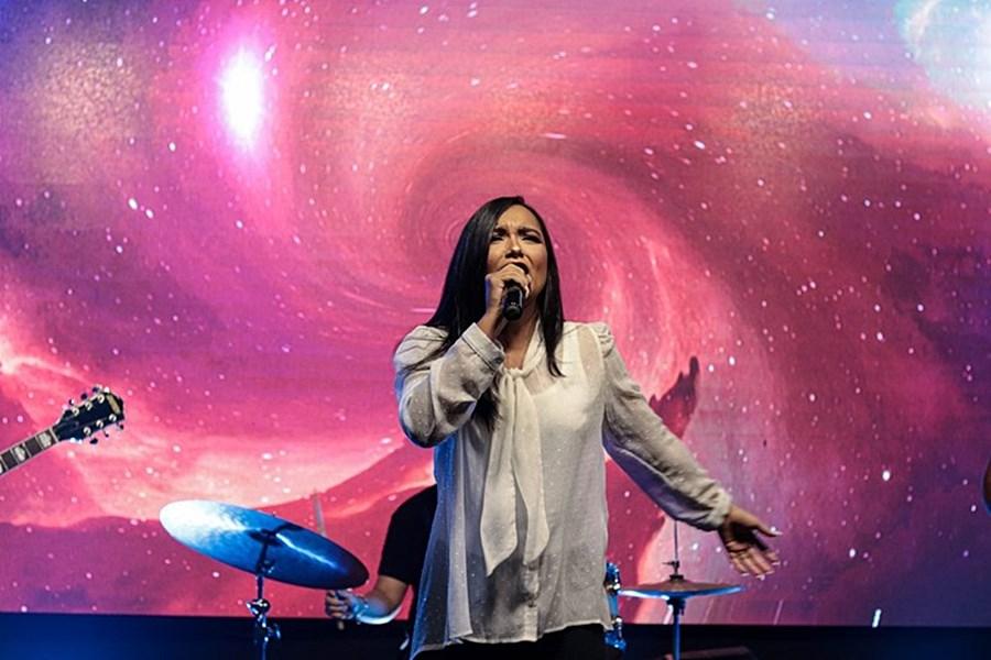 Layza Tavares lança o single e o clipe 