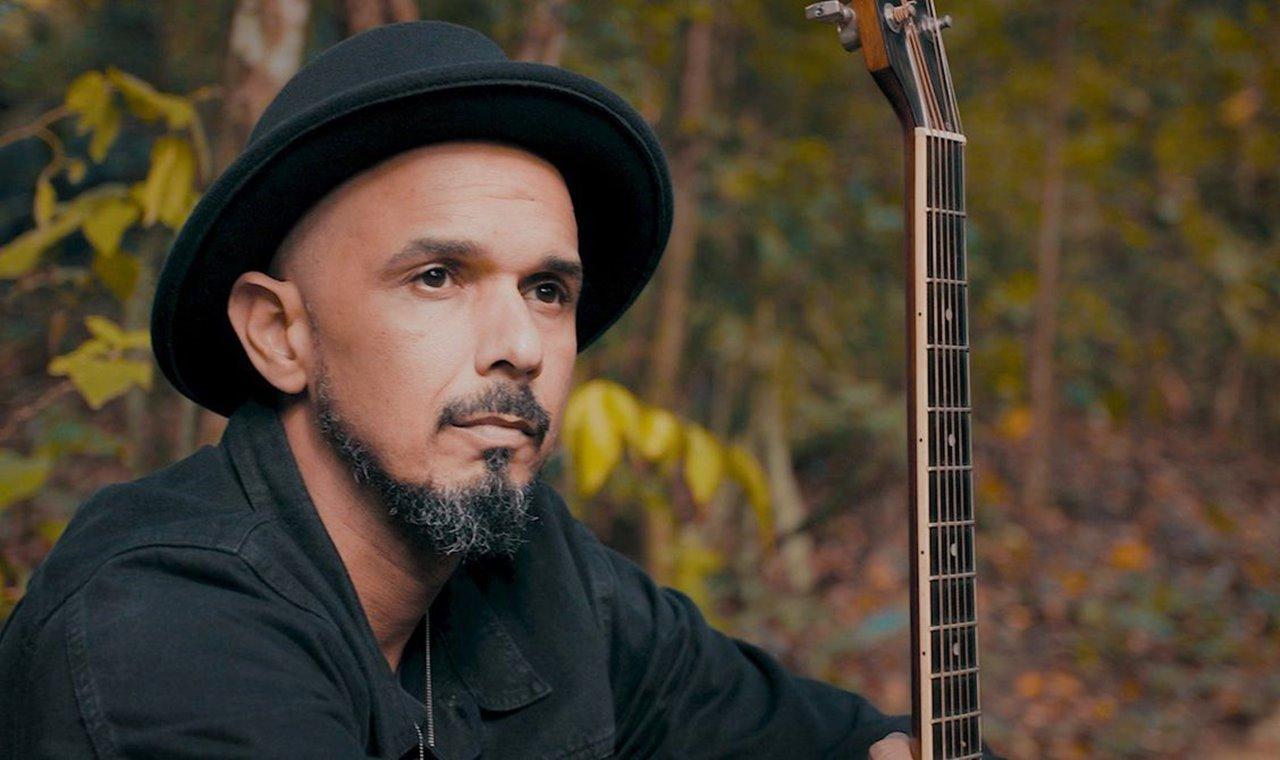Com influência do rock, Emerson Bruno lança a canção e o videoclipe 