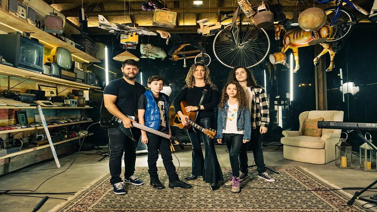 “Abra os meus olhos”, um clamor cantado em família