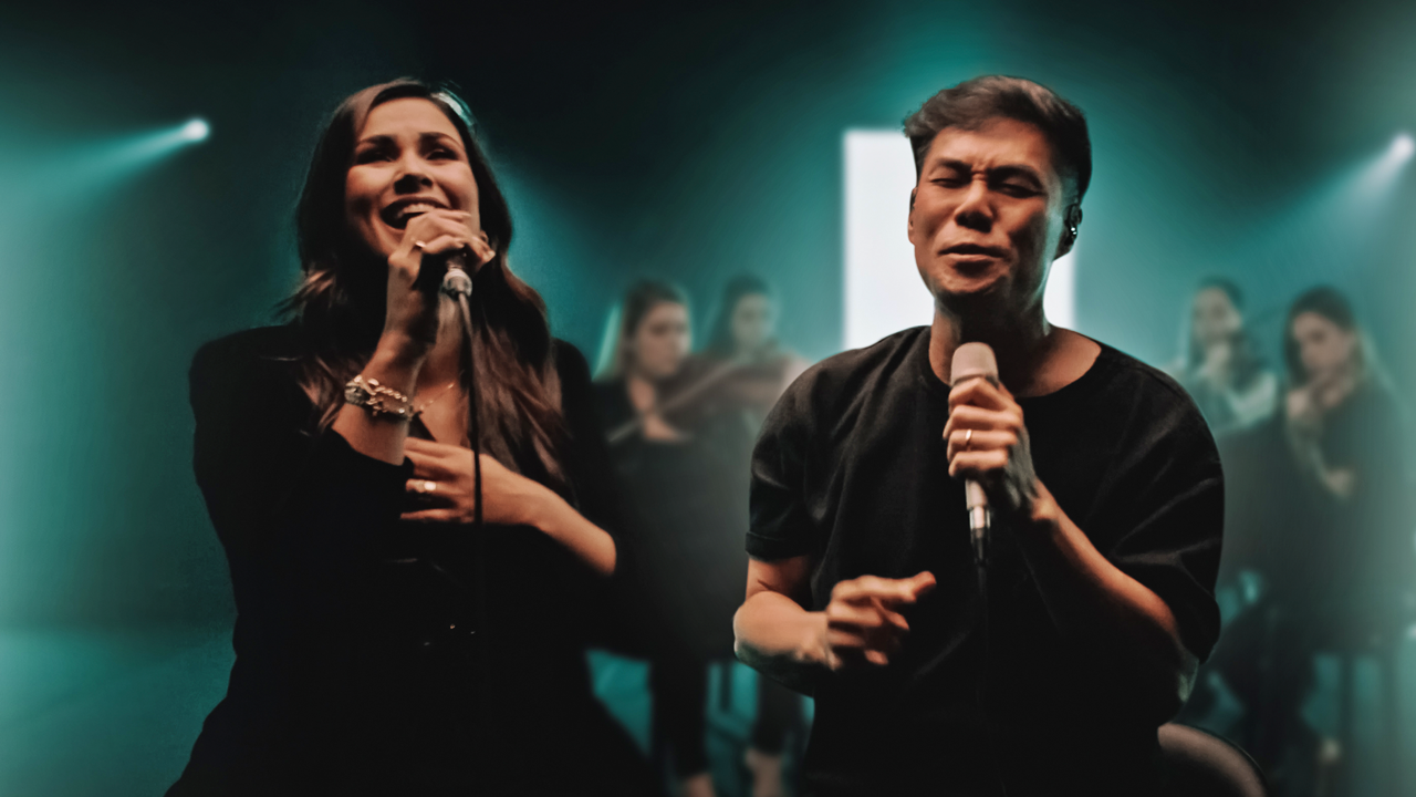 Bruna Olly convida Juliano Son para um medley comovente