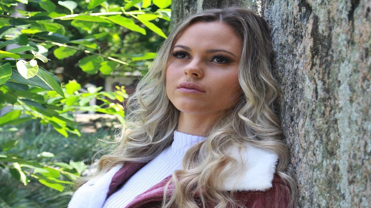 Ellen Lizz apresenta sua nova música de trabalho 