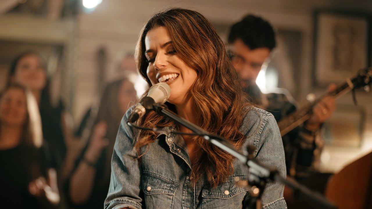 Rachel Novaes emociona com medley que fala sobre a verdadeira alegria