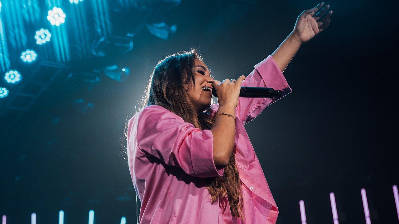 Sarah Beatriz lança versão em português de grande sucesso internacional