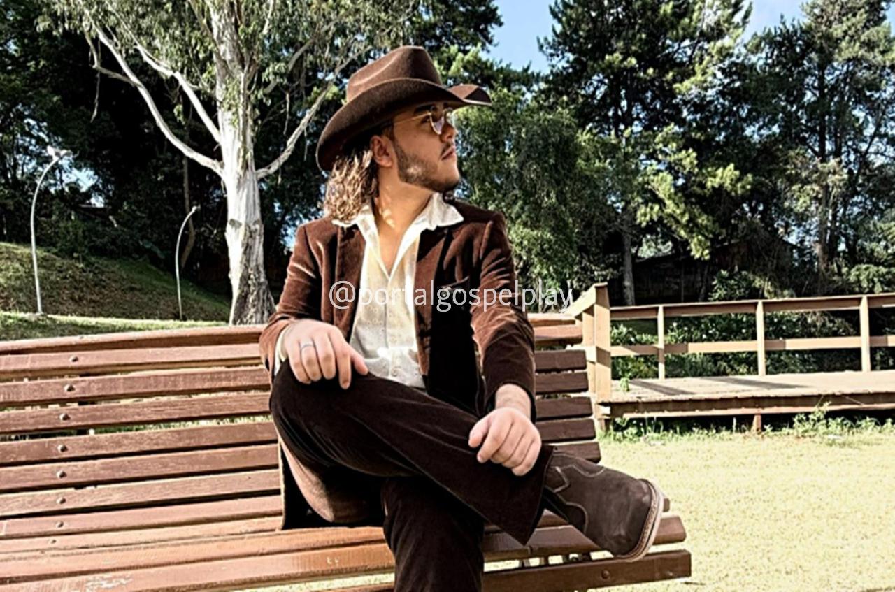 Jean Lucas lança seu primeiro single, “Fiel”, uma composição do pai, o cantor Moisés Cleyton