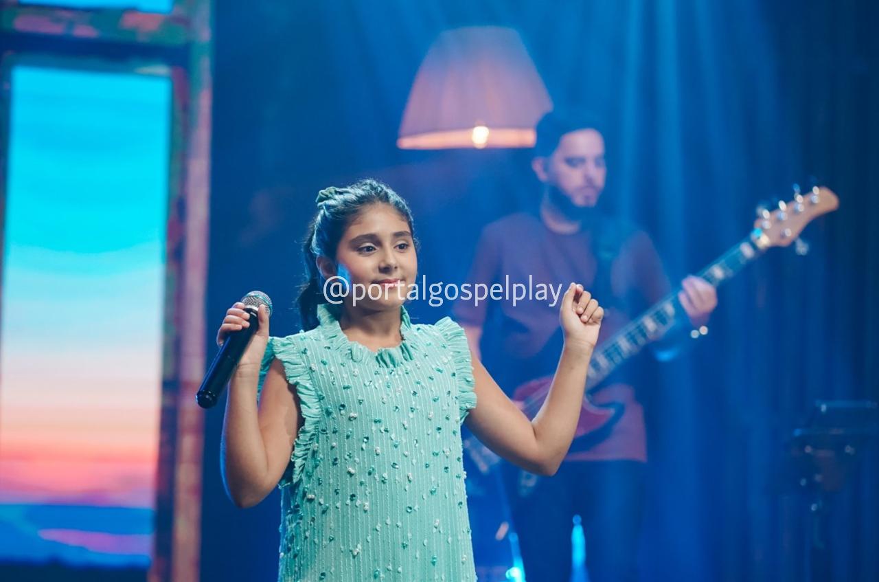 Juju Menotti encanta com a canção “É Bem Melhor” no álbum gospel “Você Adora”