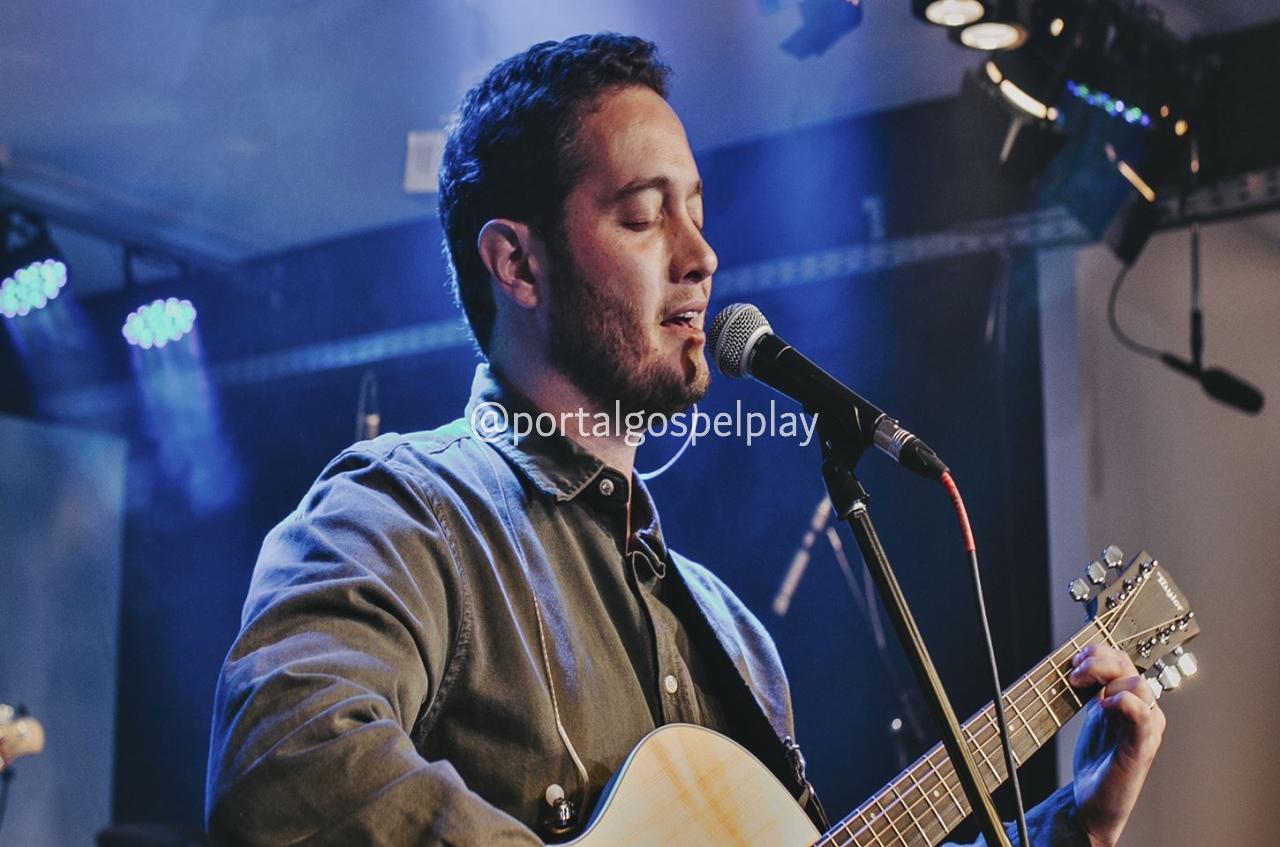 Lucas Brondi lança 'Rendido Estou', um convite à entrega e ao descanso em Deus