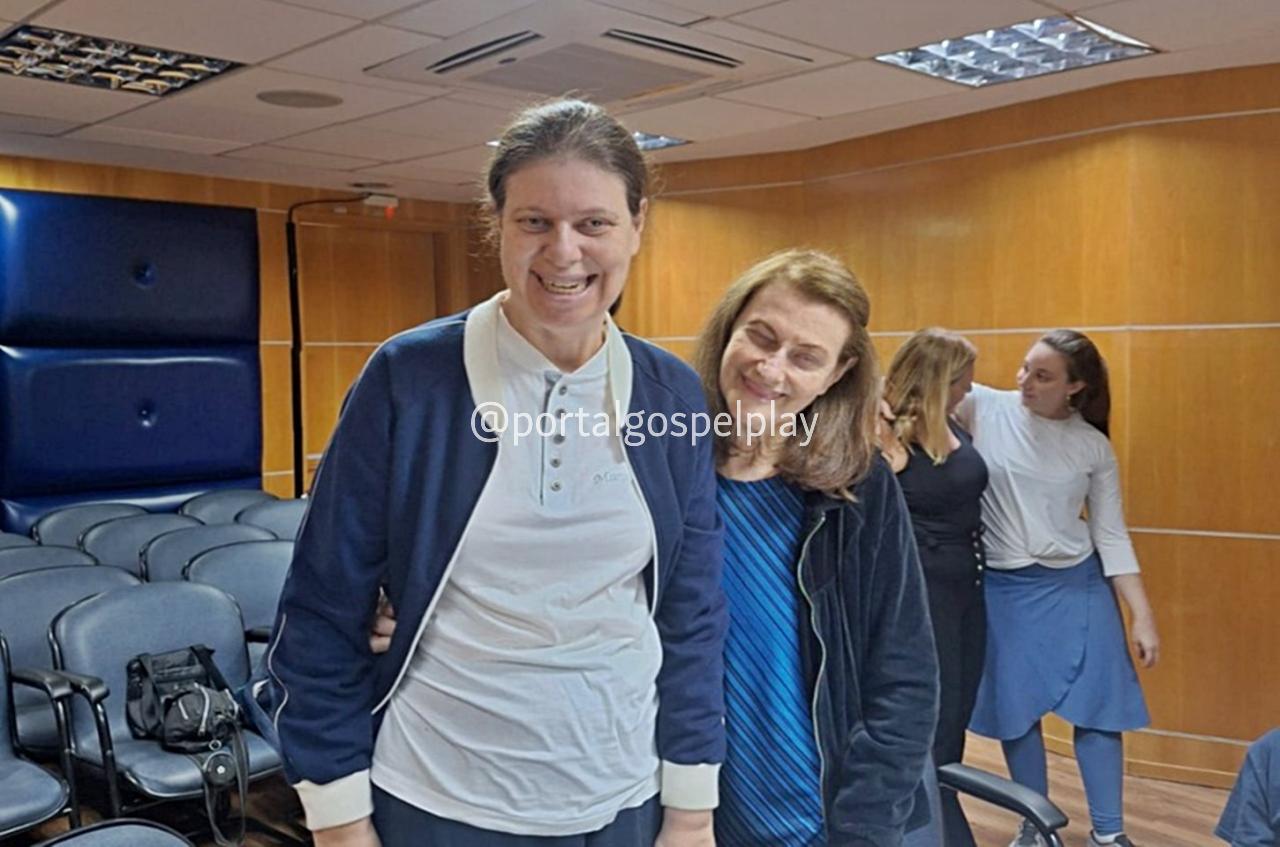 Por trás de uma pessoa com deficiência, há uma mãe que precisa de apoio