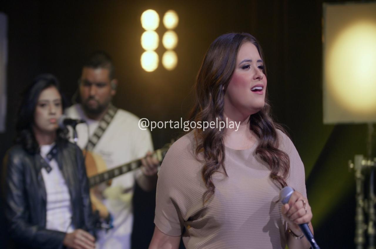 Na canção “Enquanto Se Pode Achar”, Aline Tavares conclama as pessoas a buscarem a Deus intensamente