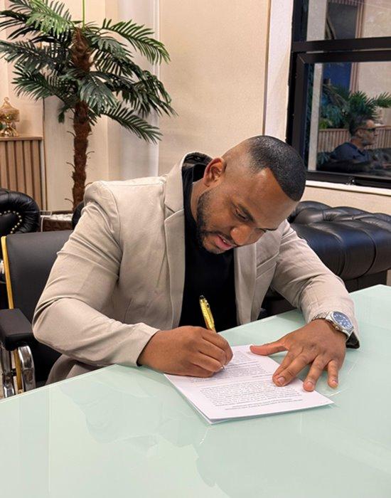 cantor VJota assina contrato com a gravadora Todah Music