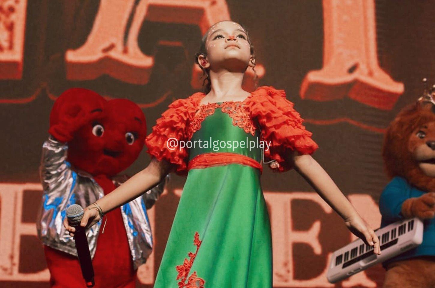 Maria Pita encanta o Brasil no maior musical de natal da América Latina